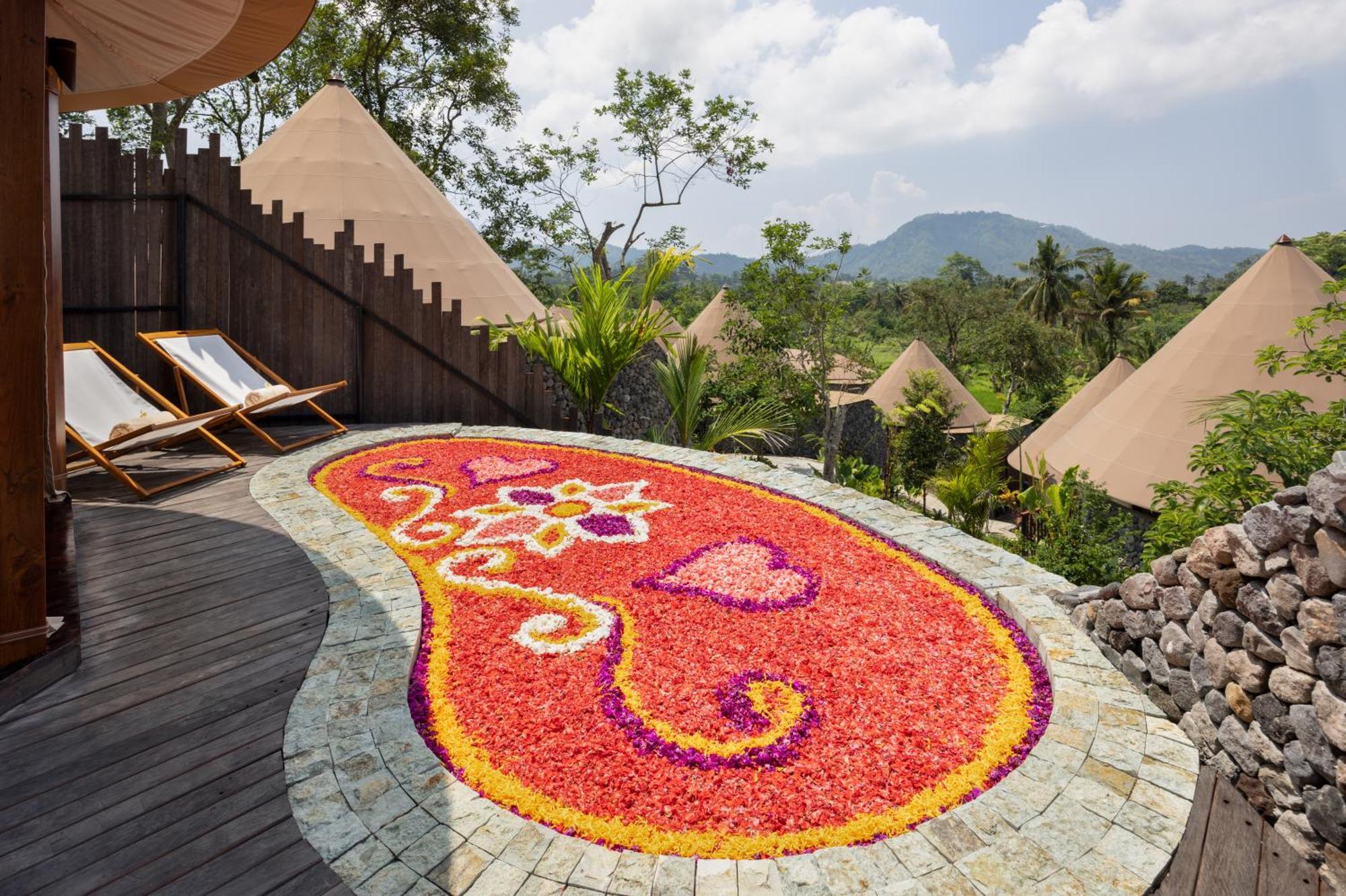 Wapa Di Ume Sidemen Otel Dış mekan fotoğraf A pookkalam at a resort in Kerala