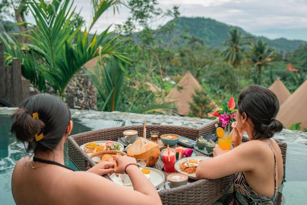 Wapa Di Ume Sidemen Otel Dış mekan fotoğraf A meal at a resort in Bali, Indonesia