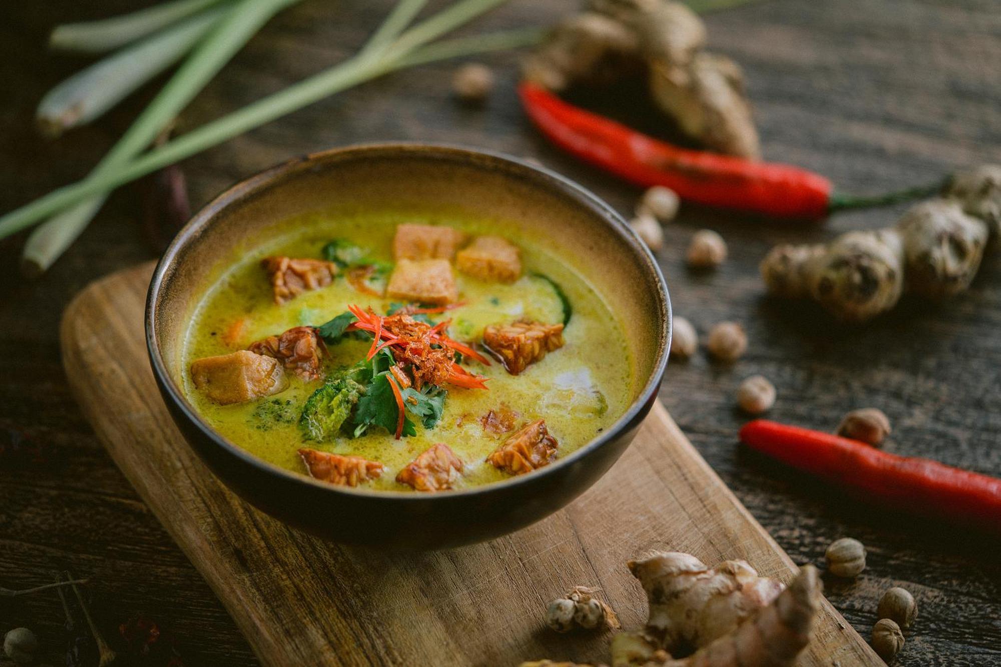 Wapa Di Ume Sidemen Otel Dış mekan fotoğraf A bowl of Thai green curry with chicken