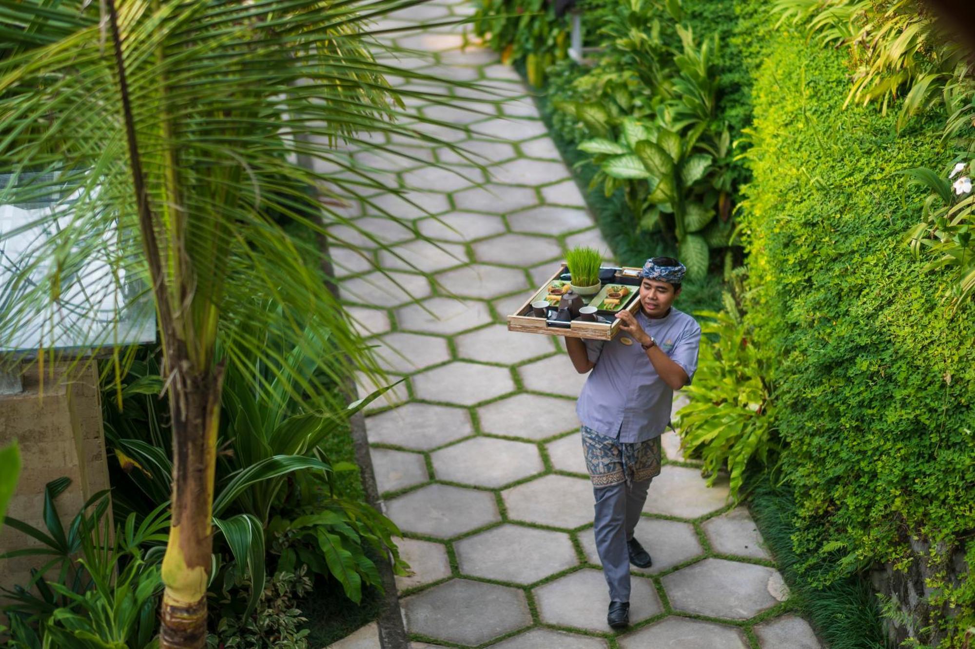 Wapa Di Ume Sidemen Otel Dış mekan fotoğraf A waiter at a resort in Bali, Indonesia