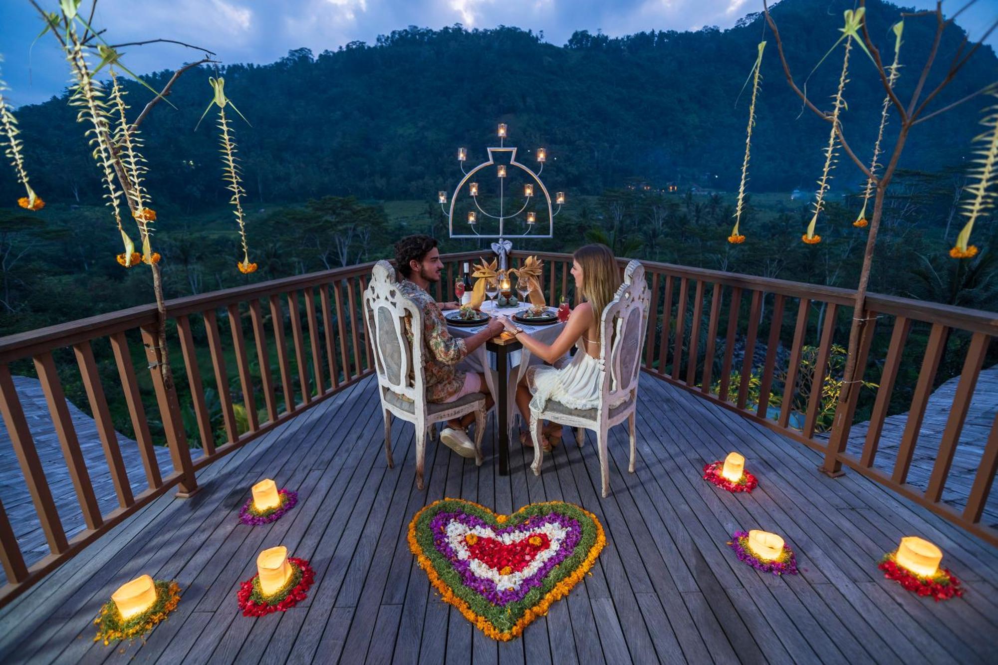 Wapa Di Ume Sidemen Otel Dış mekan fotoğraf A couple dining at the resort