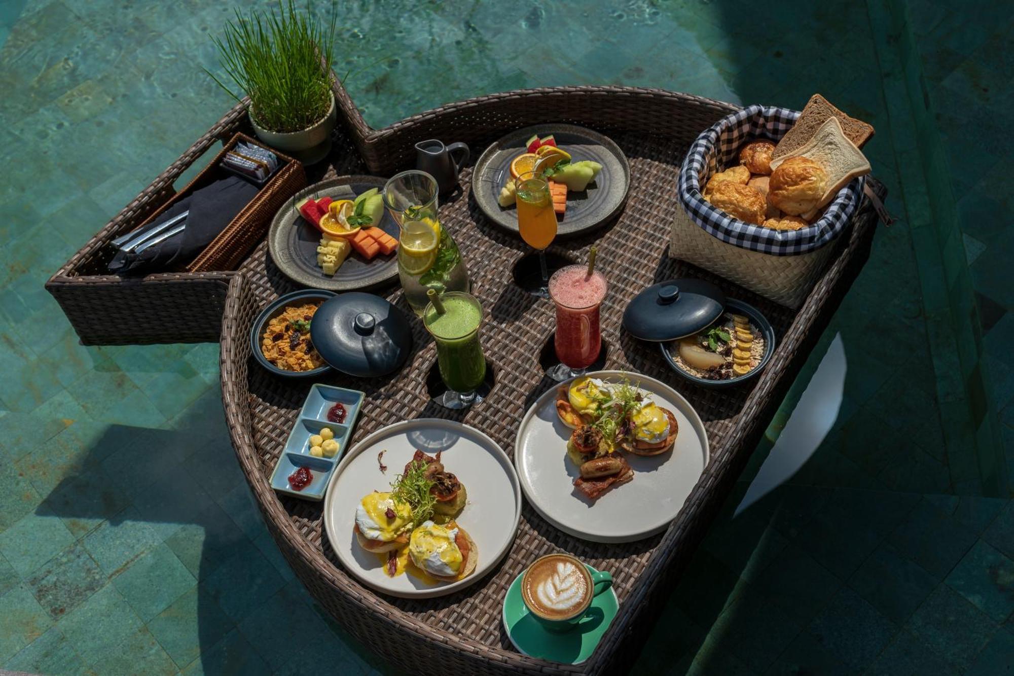 Wapa Di Ume Sidemen Otel Dış mekan fotoğraf A floating breakfast at Alila Villas Uluwatu